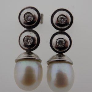 Pendientes largos con perla y brillantes