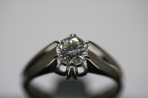 Solitario de oro blanco con brillante. - Imagen 3