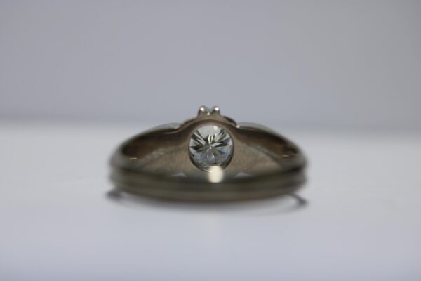 Solitario de oro blanco con brillante. - Imagen 6
