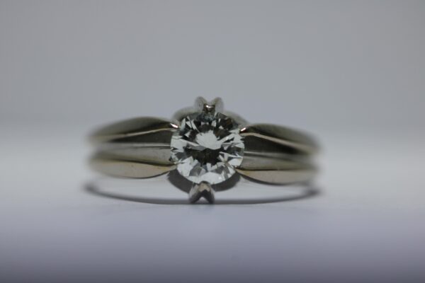 Solitario de oro blanco con brillante. - Imagen 2