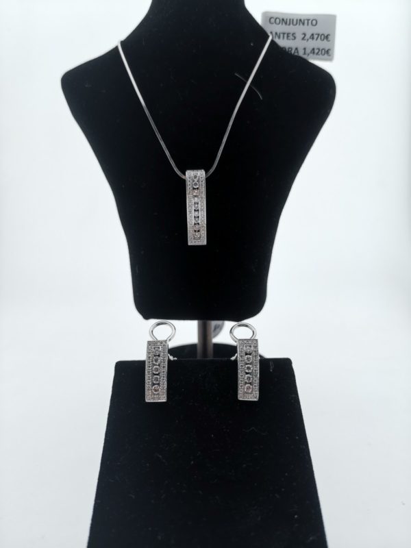 Conjunto de gargantilla y pendientes.