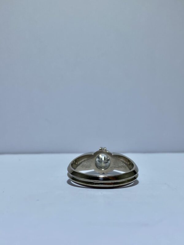 Solitario de oro blanco con brillante. - Imagen 10