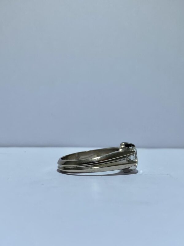 Solitario de oro blanco con brillante. - Imagen 9