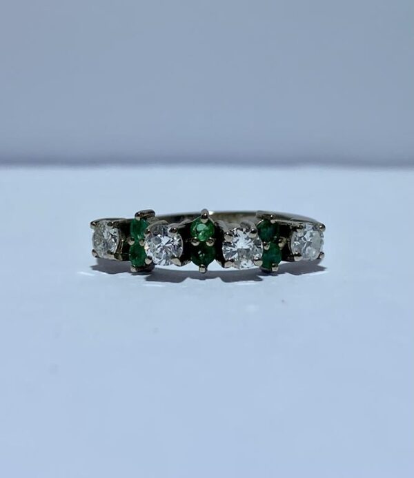 Anillo con brillantes y esmeraldas