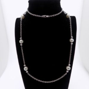 Collar de oro blanco con perlas