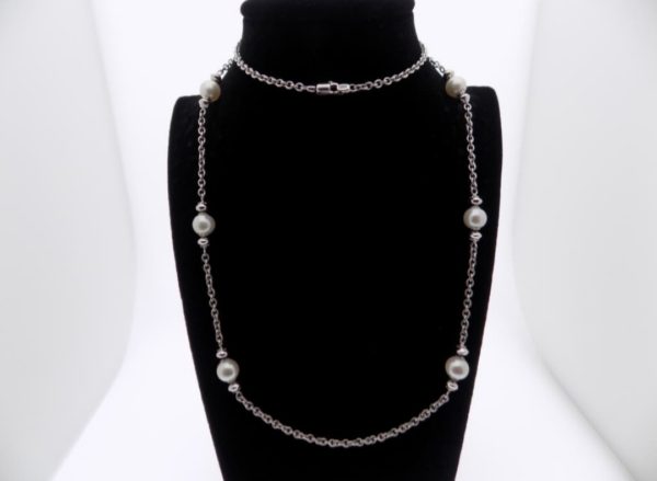 Collar de oro blanco con perlas